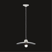 Vidéki stílusú, fekete színű mázas fémből és fehér színű mázas kerámiából készült, textilburkolatú vezetékkel kialakított, kézműves függeszték lámpa.