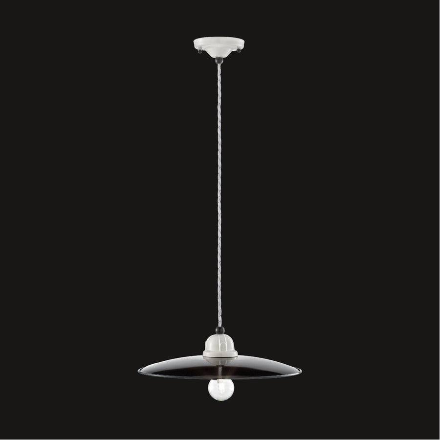 Vidéki stílusú, fekete színű mázas fémből és fehér színű mázas kerámiából készült, textilburkolatú vezetékkel kialakított, kézműves függeszték lámpa.