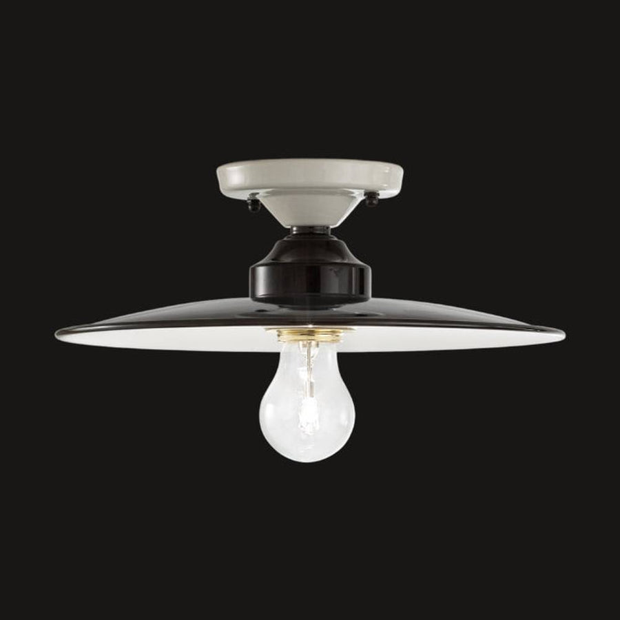 Vidéki stílusú, fekete színű mázas fémből és fehér színű mázas kerámiából készült, kézműves mennyezeti lámpa.