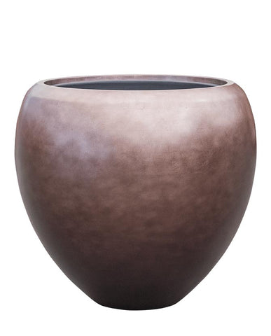 Kávébarna színű, gömbölyű formájú BAQ METALLIC kompozit óriás kaspó fehér háttérrel, matt felülettel és modern eleganciával.
