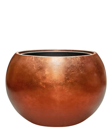 Fémes fényű, matt rézszínű, gömb formájú, kompozit anyagból készült BAQ design kaspó 60 x 43 cm méretben, a Metallic kollekcióból.