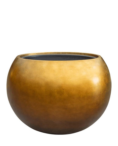 BAQ Metallic gömb kaspó Matt Honey színben, 60 cm átmérővel és 43 cm magassággal, sima fémes felülettel, modern design beltéri növénytartóként.