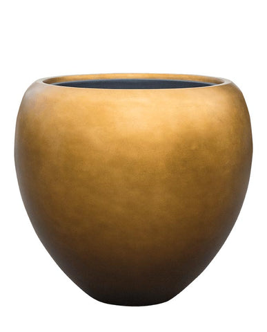 Mézszínű, gömbölyű formájú BAQ METALLIC kompozit óriás kaspó fehér háttérrel, matt felülettel és modern eleganciával.