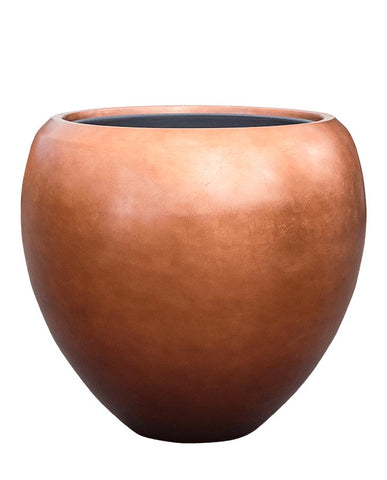 Rézszínű, gömbölyű formájú BAQ METALLIC kompozit óriás kaspó fehér háttérrel, matt felülettel és modern eleganciával.