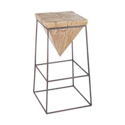 Skandináv stílusú, fenyőfából és fémből készült rusztikus bárszék.