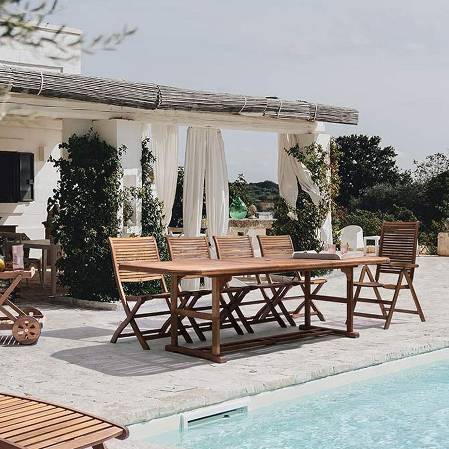 Akácfából készült, 180 cm-ről 240 cm hosszúságra bővíthető kültéri étkezőasztal .