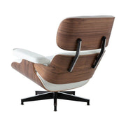 Eames Lounge Chair inspirálta pihenő fotel dió furnér fafelülettel, fehér bőr kárpittal.
