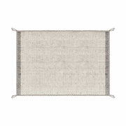 Bézs színű gyapjú szőnyeg.