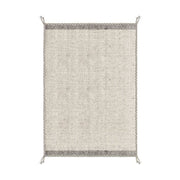 Bézs színű gyapjú szőnyeg.