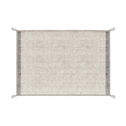 Bézs színű gyapjú szőnyeg.