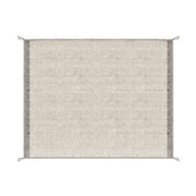 Bézs színű gyapjú szőnyeg.