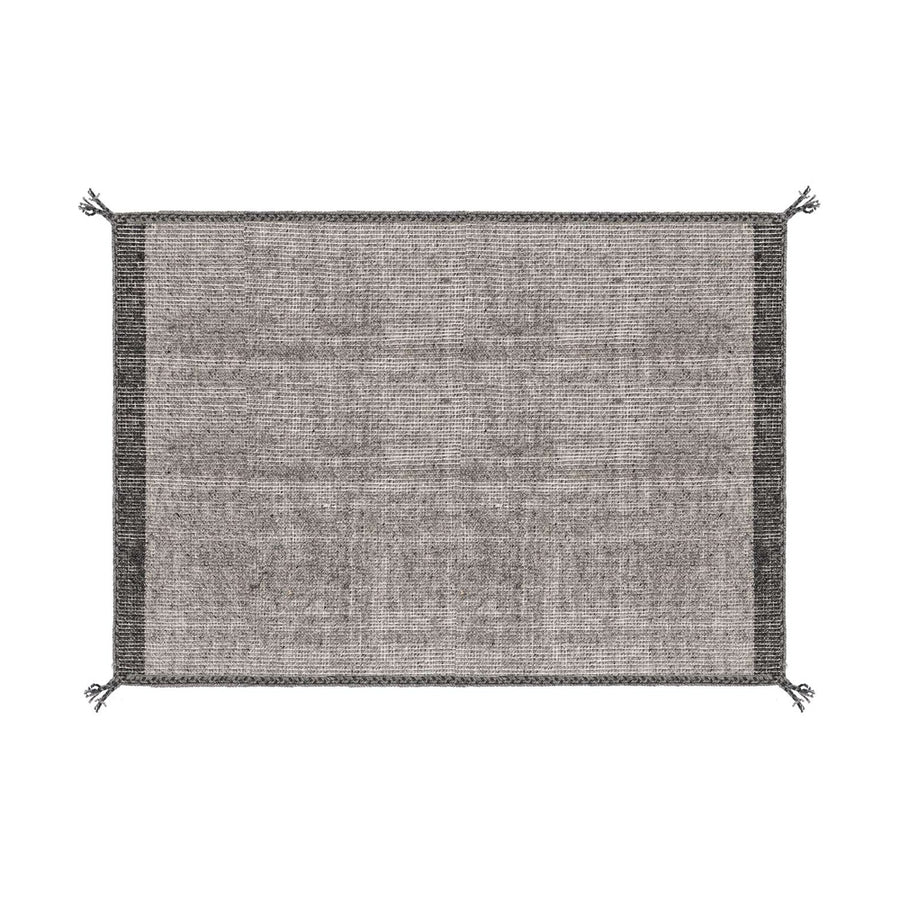 Szürke színű gyapjú szőnyeg.