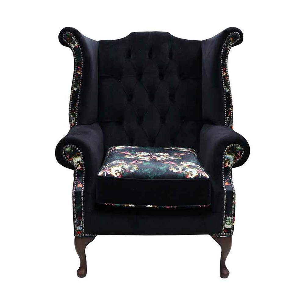 Virágmintás és fekete színű bársonnyal kárpitozott Chesterfield fotel.