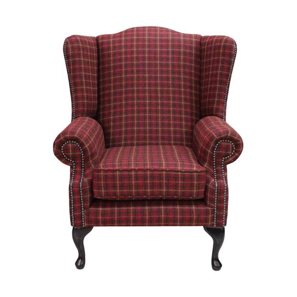 Chesterfield stílusú, magas háttámlájú, szárnyas fotel keményfa lábbakkal, balmoral kockás mintájú exkluzív minőségű gyapjúszövettel kárpitozva.