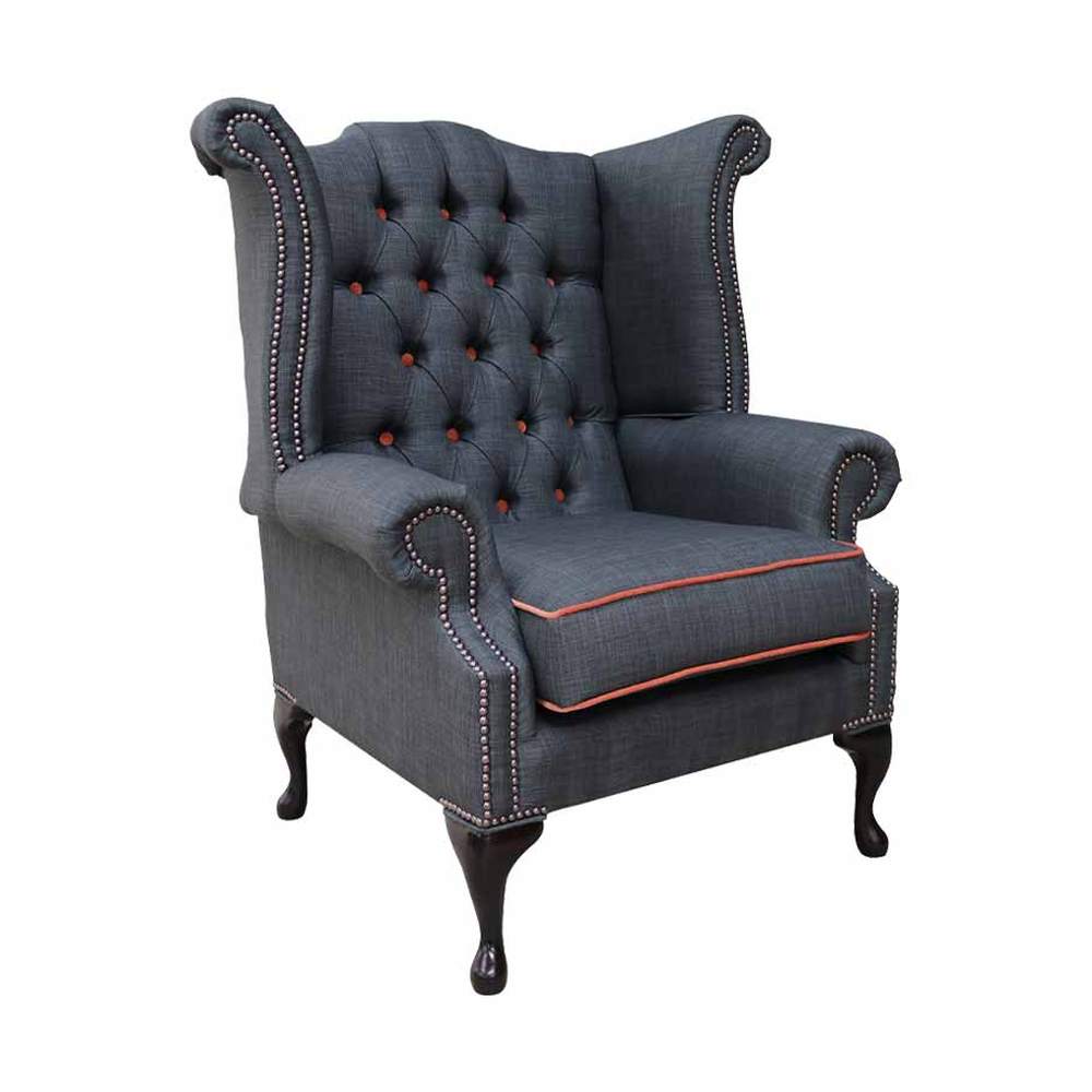 Narancssárga színű szegélyű, sötétszürke színű vászonnal kárpitozott Chesterfield fotel.