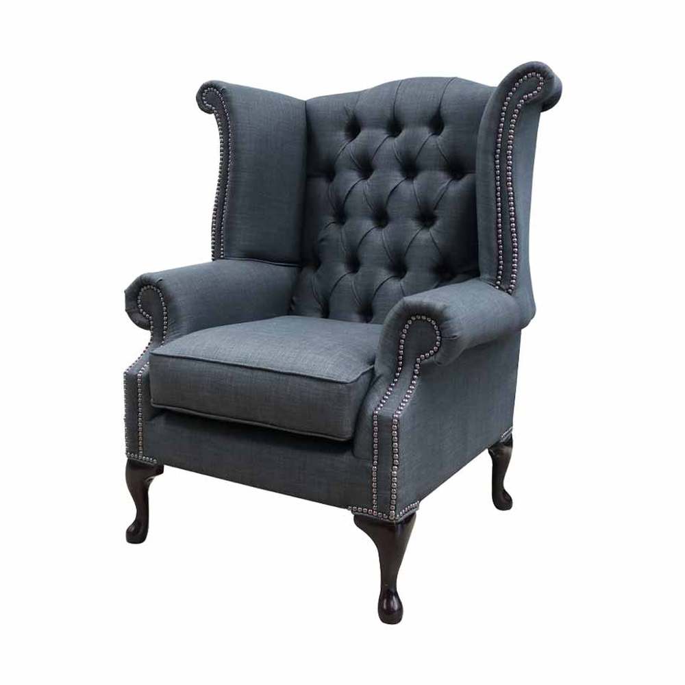 Sötétszürke színű vászonnal kárpitozott Chesterfield fotel.