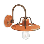 Rusztikus, vidéki stílusú, antikolt felületű mázas kerámiából és fémből készült, kézműves falilámpa