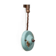 Rusztikus, vidéki stílusú, antikolt felületű mázas kerámiából és fémből készült, textilburkolatú vezetékkel kialakított, 180 fokban forgatható, kézműves falilámpa.