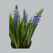 Élethű, 22 cm magas kék színű mű gyöngyike zöld fűvel mohás tetejű fekete műanyag cserében