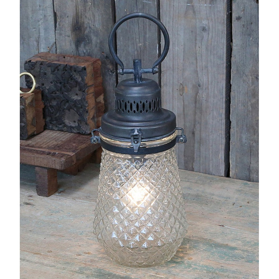 Vidéki country stílusú, dombormintás üvegbúrával kiképzett dekorációs fémlámpa, időzíthető LED izzóval