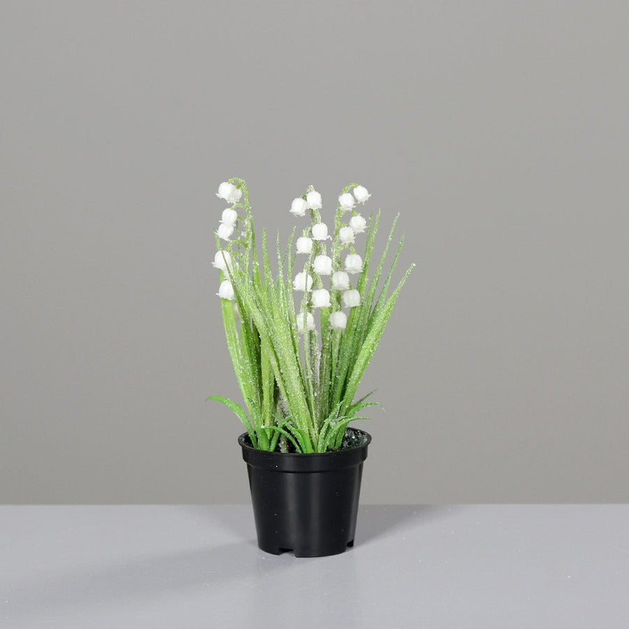 Deres felületű virágokkal és levelekkel kialakított, mű gyöngyvirág, fekete színű műanyag cserépben.