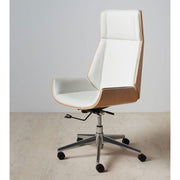 Prémium kategóriás, "modern" illetve "loft" stílusú, állítható magasságú, dió furnéros, fehér műbőr kárpitú, kerekes irodai vezetői forgószék szürke fal előtt