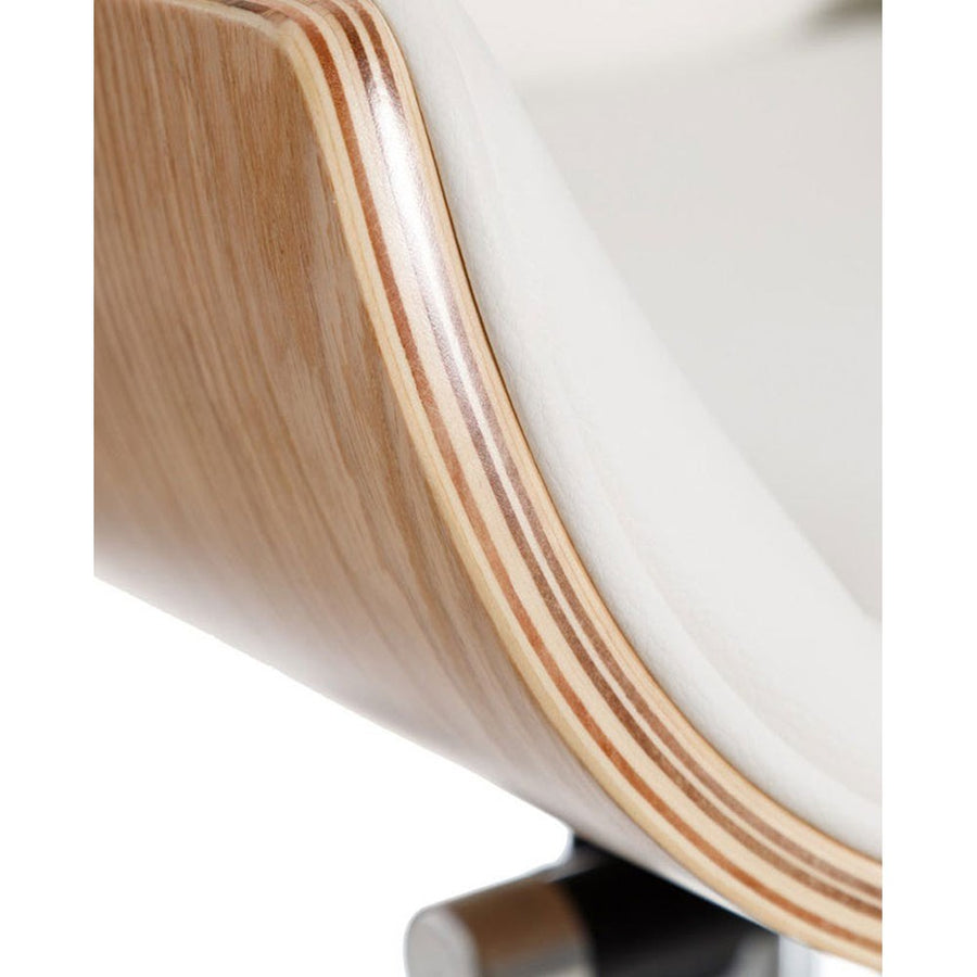 Dió furnér irodai szék közeli képe fehér műbőr kárpittal 