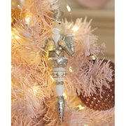 Jégcsap alakú, ezüst színű, diótörő figurás karácsonyfadísz.