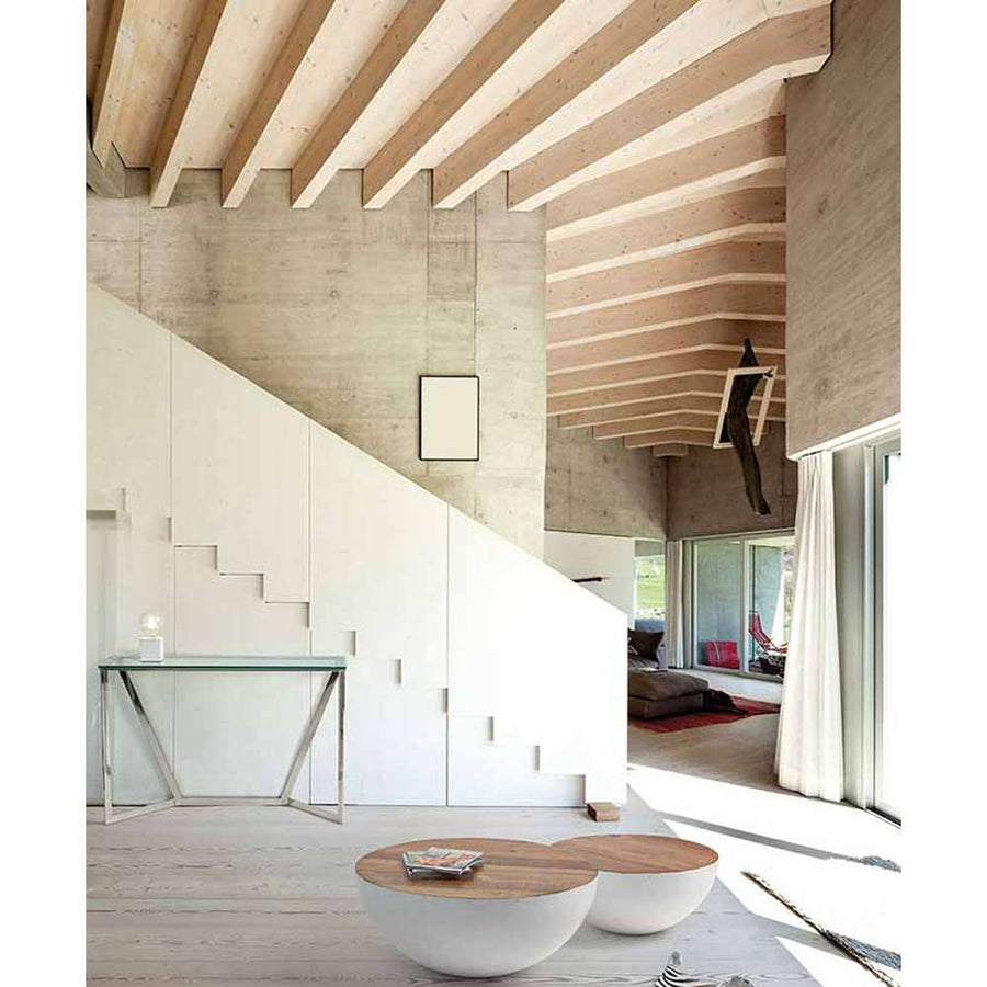 Kortárs nappaliban álló félgömb alakú dohányzóasztal.