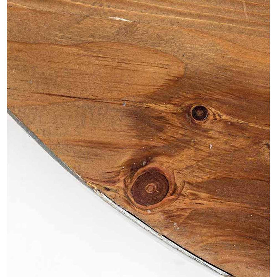 Kortárs stílusú, félgömb alakú, újrahasznosított fémből és fából készült dohányzóasztal asztallap részlete.