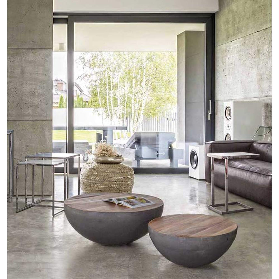 Kortárs nappaliban álló félgömb alakú dohányzóasztal.