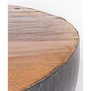 Kortárs stílusú, félgömb alakú, újrahasznosított fémből és fából készült dohányzóasztal asztallapja.