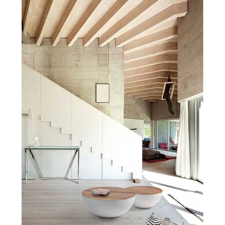 Kortárs stílusú nappaliban álló félgömb alakú dohányzóasztalok.