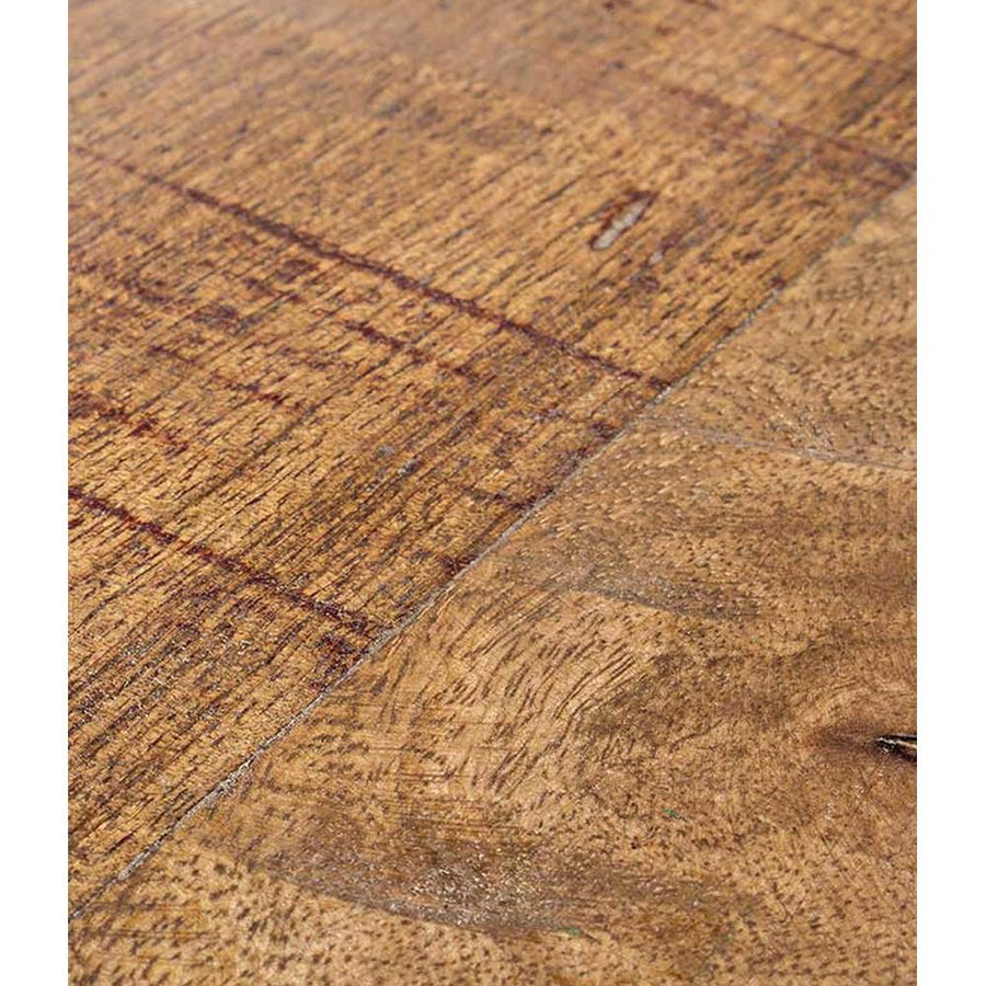 Kortárs stílusú, félgömb alakú, újrahasznosított fémből és fából készült dohányzóasztal asztallapja.