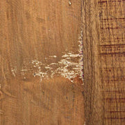 Újrahasznosított fából és fémből készült, kortárs stílusú dohányzóasztal, natúr színű asztallapjának közeli képe.