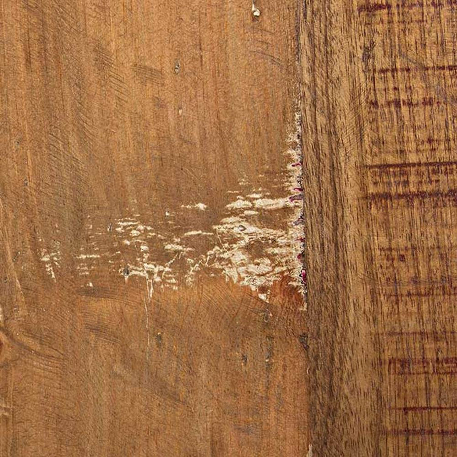 Újrahasznosított fából és fémből készült, kortárs stílusú dohányzóasztal, natúr színű asztallapjának közeli képe.