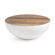 Újrahasznosított fából és fémből készült, kortárs stílusú dohányzóasztal, natúr színű asztallappal és fehér színű oldallal.