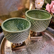 Dalia kollekció kaspói virágokkal és orientális tálcával dekorálva – stílusos enteriőr hangulatkép