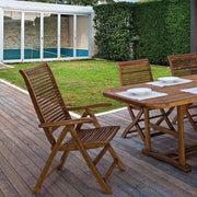 Akácfából készült, dönthető háttámlájú kerti karosszék.