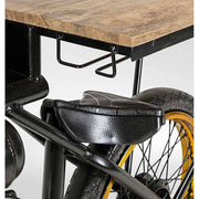 Korabeli versenymotor formájú, fa fedlapos antikolt fekete fém bortartós bárpult pohártartó részlete.