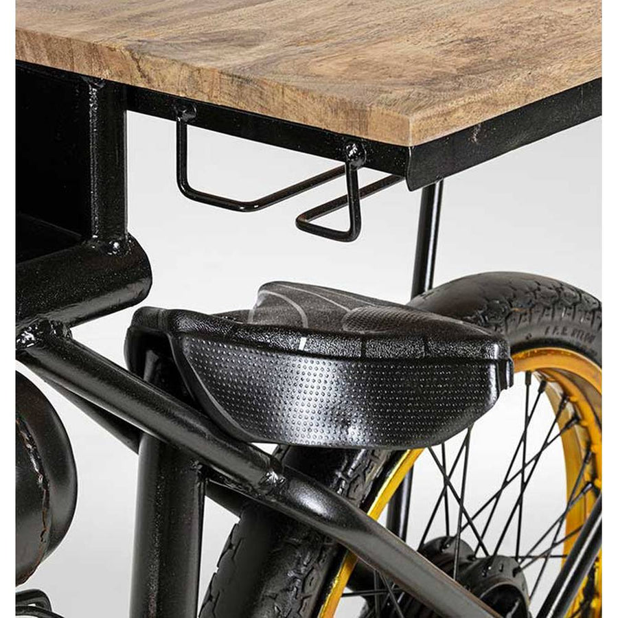 Korabeli versenymotor formájú, fa fedlapos antikolt fekete fém bortartós bárpult pohártartó részlete.