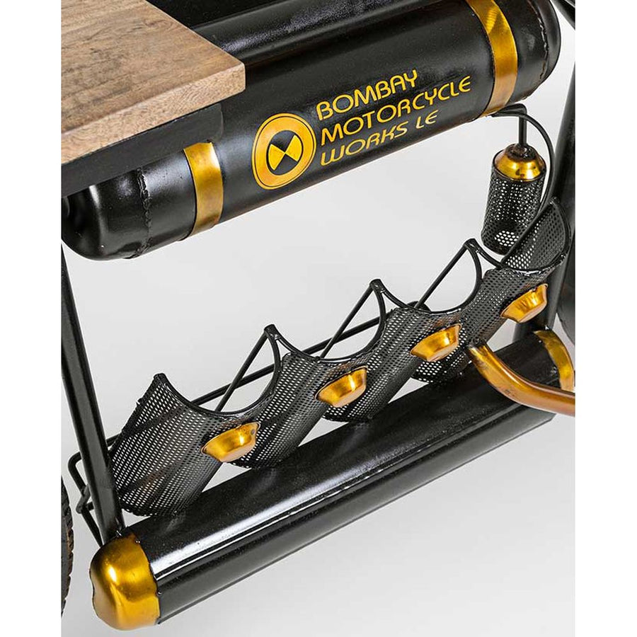 Korabeli versenymotor formájú, fa fedlapos antikolt fekete fém bortartós bárpult palacktartó részlete.