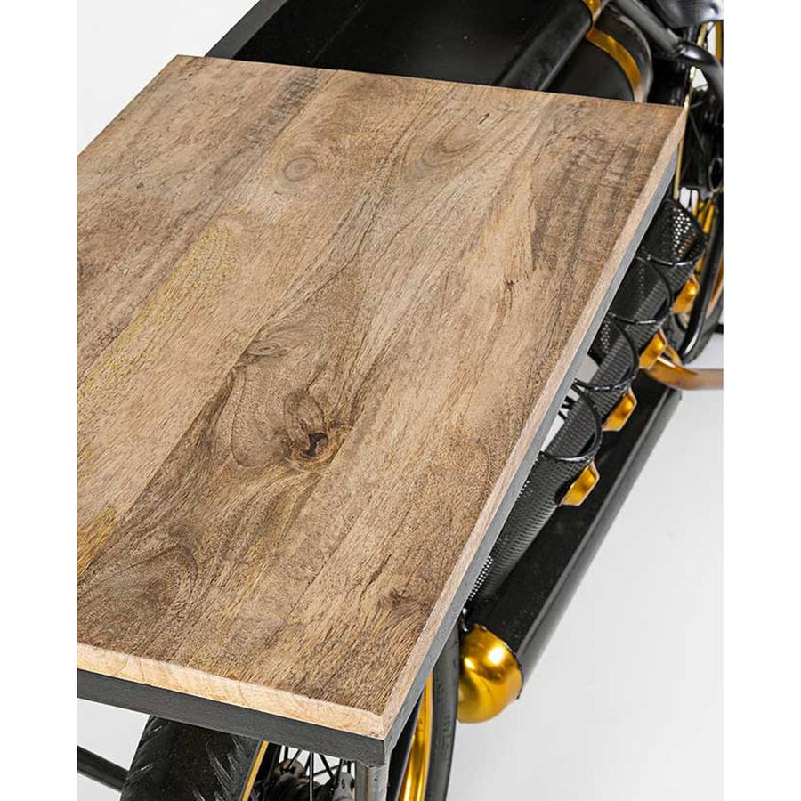 Korabeli versenymotor formájú, fa fedlapos antikolt fekete fém bortartós bárpult fa lapja.