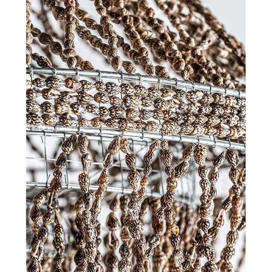 Prémium kategóriás, kortárs illetve törzsi stílusú, apró kagylókból készült exkluzív, 112 cm magas, kézműves függeszték lámpa