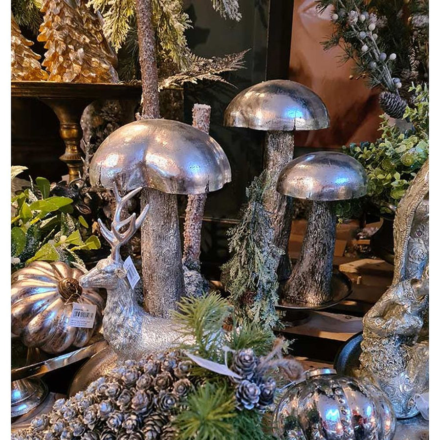 Glamour stílusú, ezüstszínű, nagyméretű, karácsonyi erdei gomba figura.