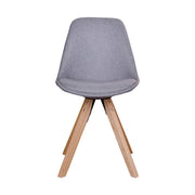 Skandináv stílusú, kagylóhéj formájú, világosszürke színű textillel kárpitozott étkezőszék, kaucsukfa lábakkal.