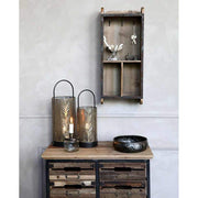 Loft stílusú előtérben, fiókos komód fölött logó falipolc kulcsokkal. 