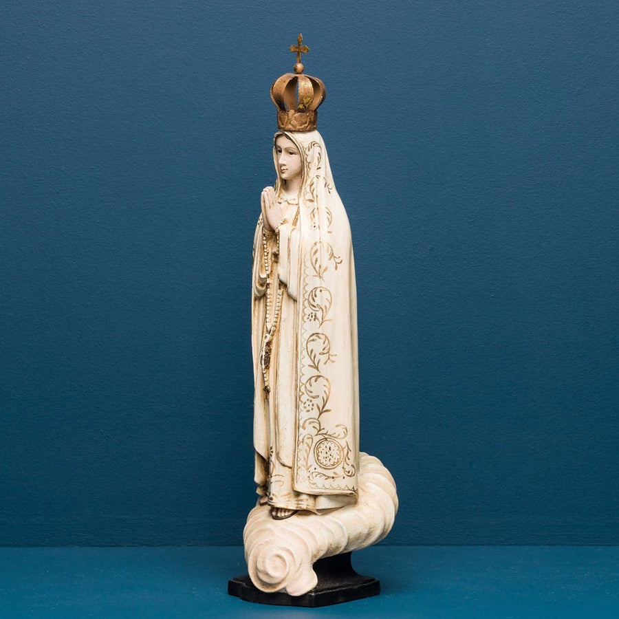 Fátimai Szűzanyát ábrázoló figura.