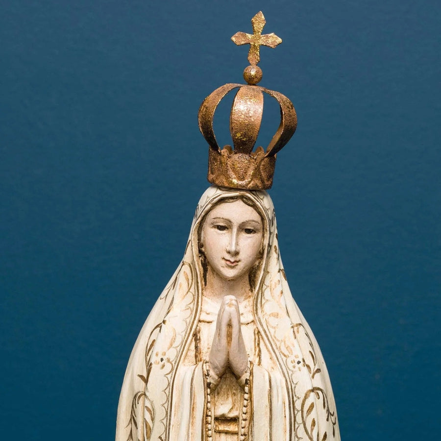 Fátimai Szűzanyát ábrázoló figura.