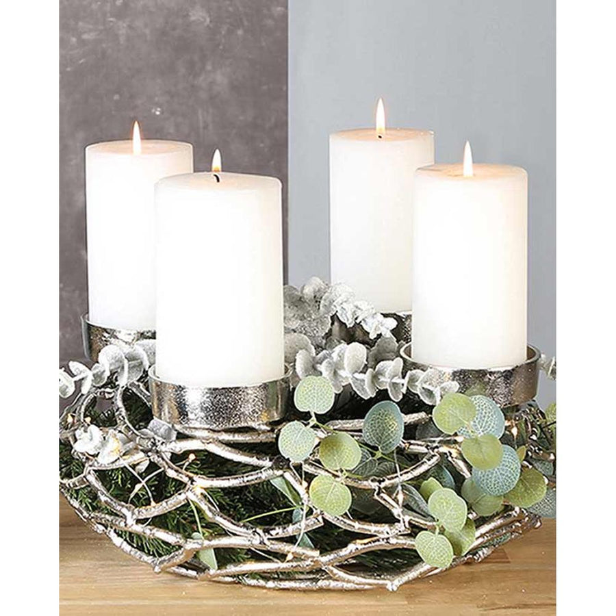 Alumíniumból készült, ezüstszínű adventi gyertyatartó koszorú.